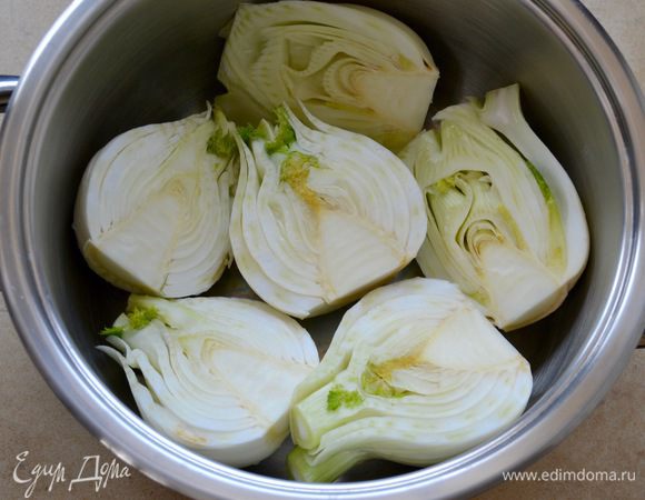 Духовку предварительно разогреть до 180°С.
Фенхель вымыть, у "клубней" отрезать корни, перистые листья с черешками, удалить наружный слой листьев и разрезать вдоль пополам, чтобы получились две широкие половинки. Положить в кастрюлю, залить холодной водой и добавить щепотку соли. Довести до кипения и варить, пока фенхель не станет мягким (около 15 минут).
