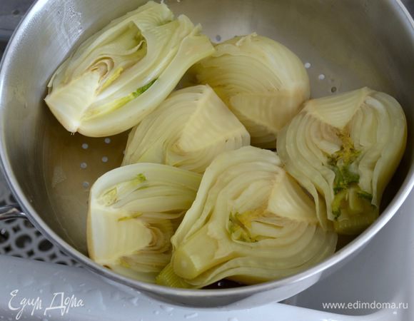 Готовый фенхель выложить в дуршлаг и остудить.