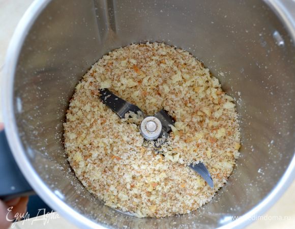 Тем временем, займемся приготовлением начинки. Цедру апельсина натереть на мелкой терке и отжать из него сок.
Оливки измельчить в блендере или мелко порубить ножом.
Хлеб измельчить в крошку.