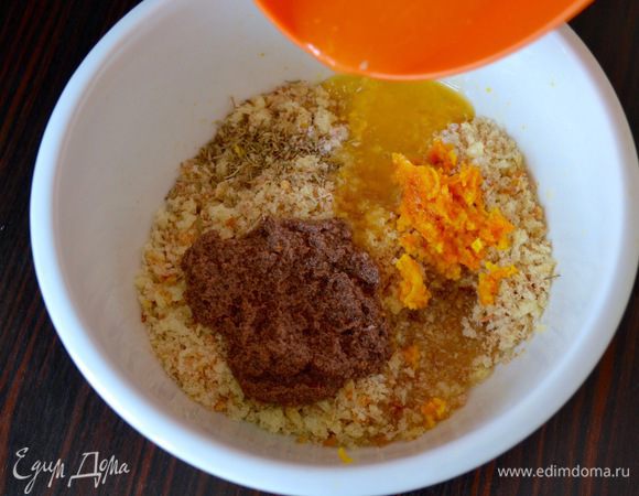 Приготовить начинку, смешав в мисочке хлебные крошки, листики тимьяна, цедру и сок апельсина и измельченные оливки. Посолить по вкусу.