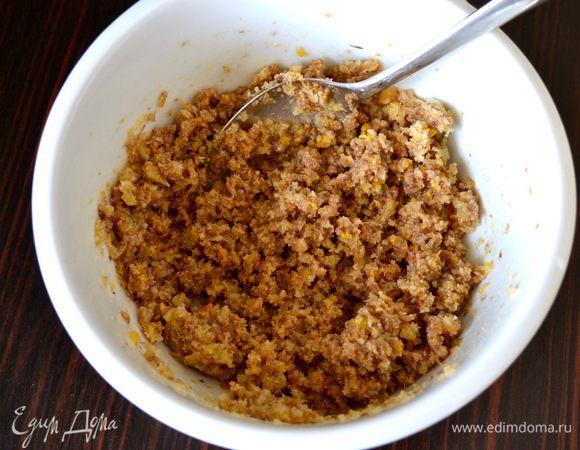 Заправить все растительным маслом и тщательно перемешать до однородности.