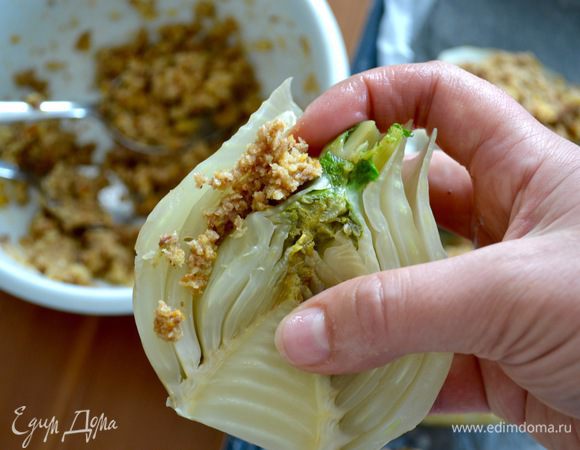 Остывший фенхель аккуратно начинить, раздвигая осторожно слои из "листьев", и распределяя между ними начинку.