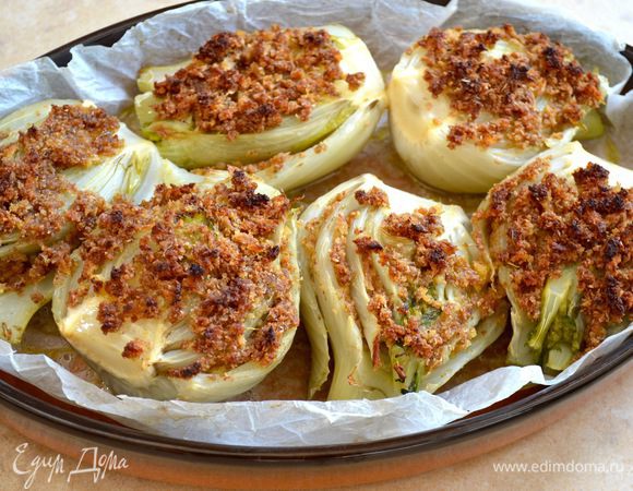 Салатный листья и мяту порвать руками, смешать их, разложить на 3 тарелки. Сверху положить 2 половинки фенхеля и полить соком, оставшимися в форме. Украсить четвертинкой лимона. Подавать теплым (комнатной температуры).