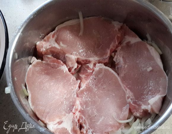 Выложить на дно кастрюли слой лука, затем свинину, нарезанную на кусочки толщиной около 1,5–2 см. Замариновать таким образом всю корейку для шашлыка. Верхний слой должен быть из лука. 