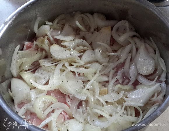 Накрыть кастрюлю крышкой. Поставить в холодильник. Если приготовить вечером, то утром можно перемешать, а в обед уже жарить на решетке.