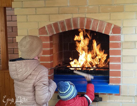 Это мои дети помогают разжигать огонь в печи.