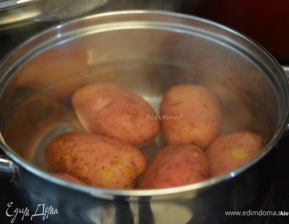 Картофель красный небольшой отварить в подсоленной воде, не переварить.
Духовку разогреть до 225°C или гриль.