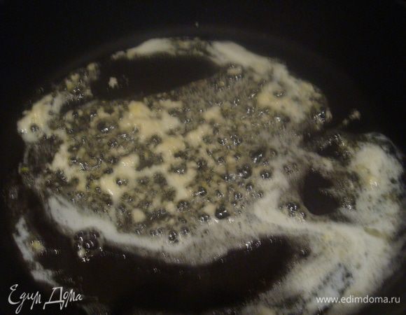 Готовим панировку. На сковороде растопим сливочное масло, добавим чеснок, выдавленный через чеснокодавку.