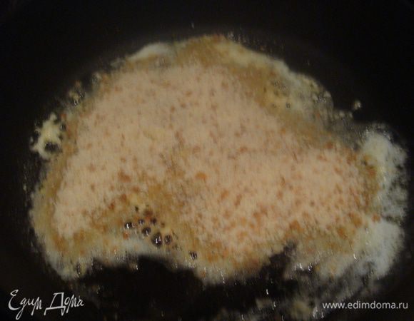 Добавить панировочные сухари. Перемешать.