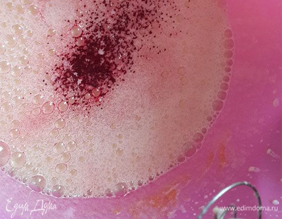 Желтки взбиваем с сахаром. Добавляем теплую воду, продолжая взбивать, и пищевой краситель.