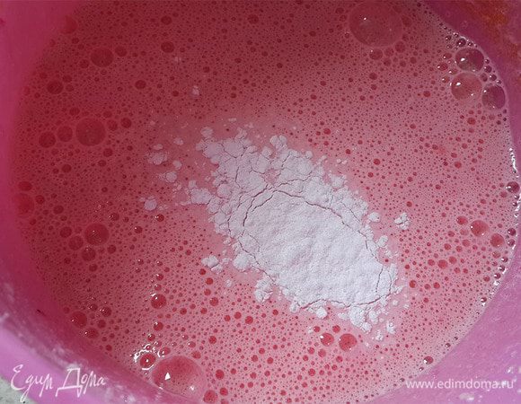 Затем добавляем разрыхлитель и муку.