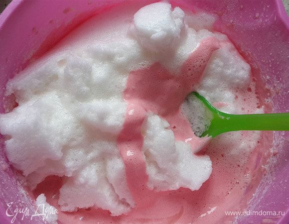 Вмешиваем в тесто белковую массу.