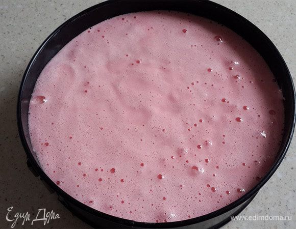 Выливаем в разъемную форму ( у меня 20 см в диаметре), дно которой покрыто пергаментом.