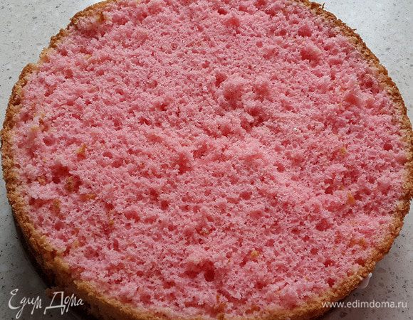 Бисквит остужаем (можно прямо в форме, а затем поставить в холодильник на ночь). Разрезаем на 3 коржа.