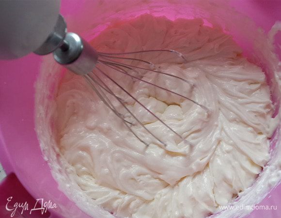 Готовим крем. Взбиваем холодные сливки с сахарной пудрой. Затем добавляем маскарпоне и аккуратно на медленной скорости перемешиваем венчиком.