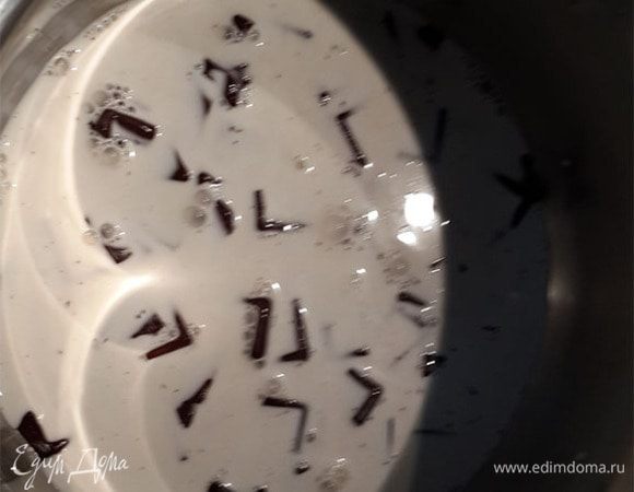 Сверху выливаем горячие сливки.