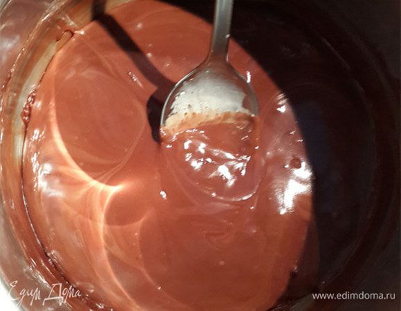 Размешиваем в однородную массу. Если густовато для подтеков, то ставим на огонь и немного топим. Или можно добавить еще сливок. Тут еще зависит от качества шоколада.