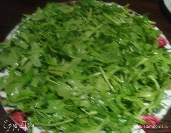 Руколу помыть, обсушить, выложить на блюдо.