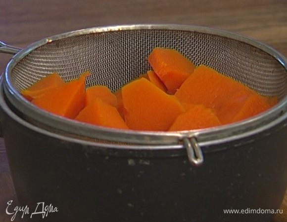Тыкву почистить, нарезать кусочками и отварить в небольшом количестве воды, затем воду слить, тыкву полностью остудить.