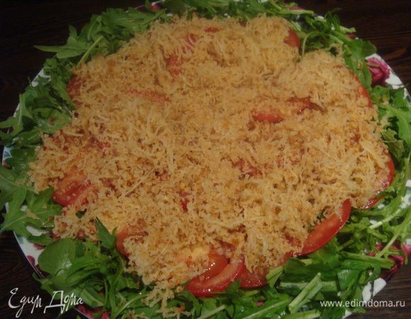 На помидоры выложить чесночную панировку. Заправить оливковым маслом. Приятного аппетита!