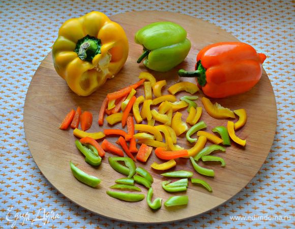 Перец помойте, удалите семена и нарежьте соломкой.