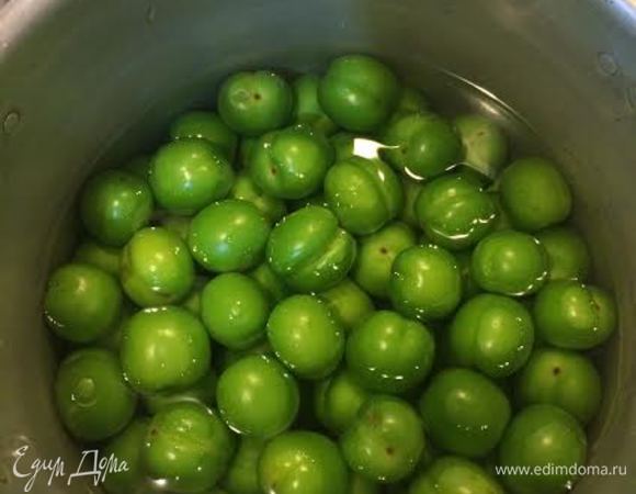 Положить в кастрюлю и залить водой так, чтобы она покрывала алычу. Варить до мягкости, минут 15-20.