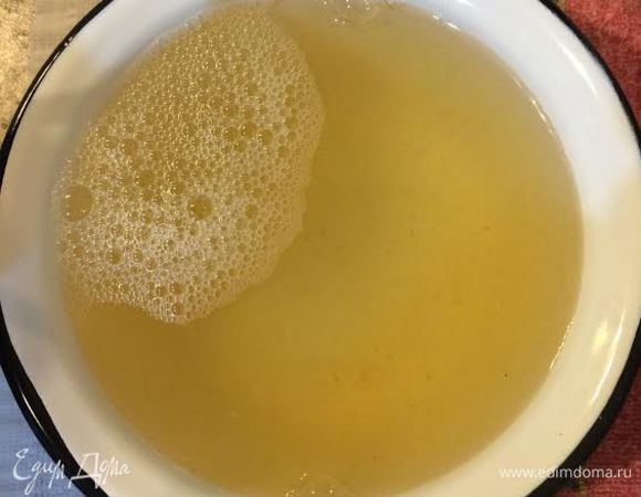 Сок от алычи перелить в миску, он нам понадобится.