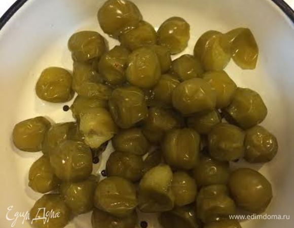 Переложить алычу на дуршлаг и начать перетирать.