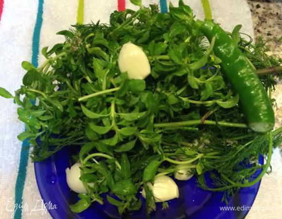 Зелень, чеснок и острый зеленый перец пропустить через мясорубку.
