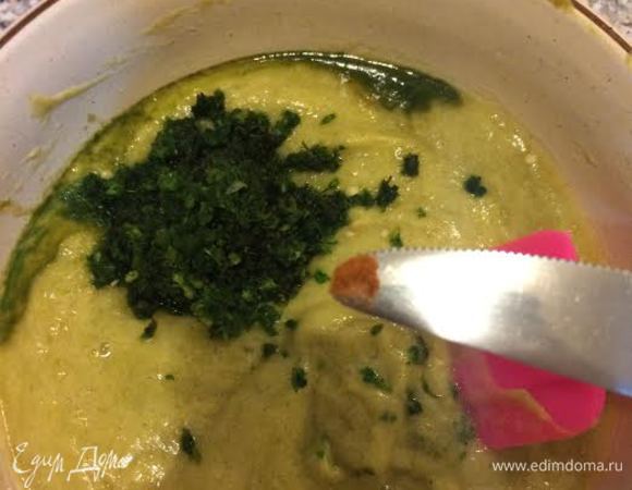 Добавить острый красный перец на кончике ножа.