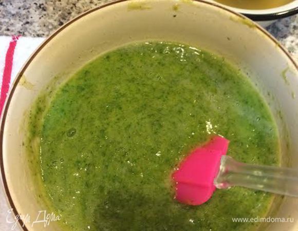 Начать разводить соком от алычи. В этот раз у меня ушло 100 мл. Добавить 2 ч.л. сахара и соль по вкусу.