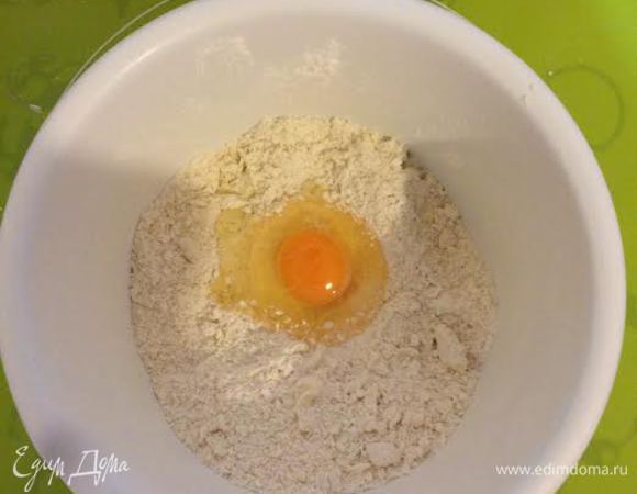 Добавить яйцо и постепенно начать добавлять сливки.