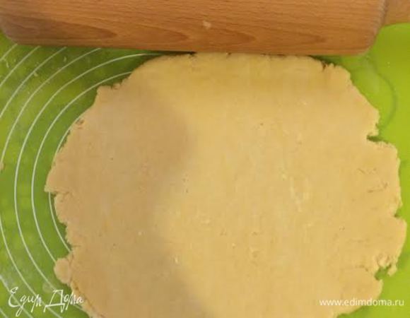 Переложить на стол и слегка раскатать. Вырезать формочки.