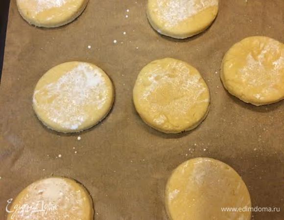 Выложить на противень, смазать сливками и посыпать сахаром.