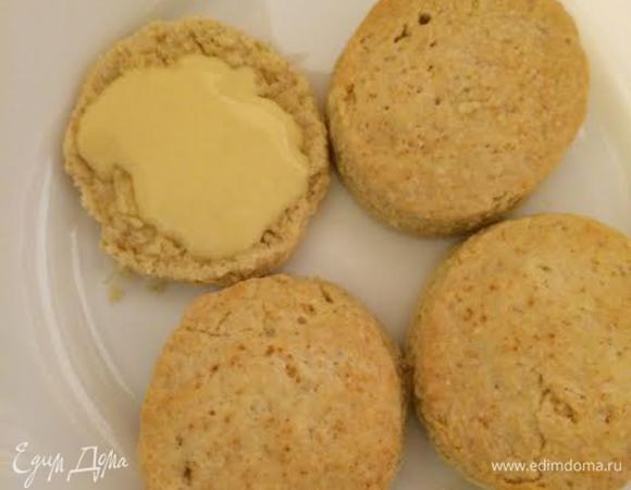 Можно подавать с джемом и маскарпоне. У меня в этот раз с миндальным кремом и клубникой. Приятного аппетита!