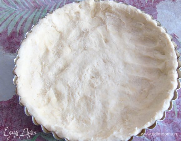 Из указанных ингредиентов замесите быстро тесто: холодное масло порубите с мукой в крошку, добавьте ложку ледяной воды и быстро соберите тесто в шар, сразу же либо раскатайте либо просто руками растяните по форме сделав бортик, отправьте в холодильник на 30 минут.
