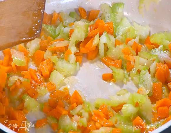 Морковь почистить, нарезать маленькими кусочками и добавить в сковороду.