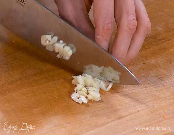Чеснок почистить, раздавить плоской стороной ножа и мелко порубить.