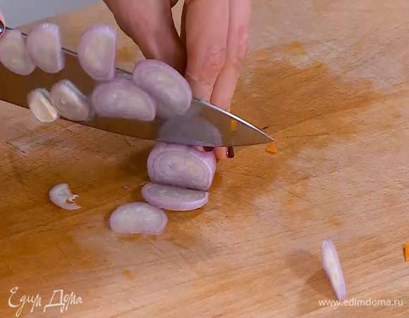 Шалот почистить и нарезать тонкими кольцами.