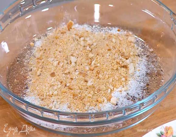 Паприку перемешать с базиликом, мукой и панировочными сухарями.