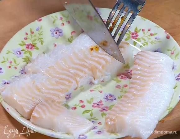 Рыбу нарезать небольшими кусочками, обвалять в панировочной смеси, затем окунуть в яйцо, снова обвалять в панировке.