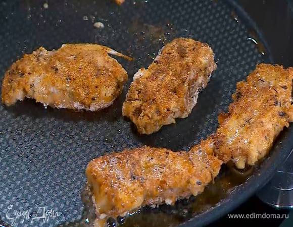 Разогреть в сковороде оставшееся оливковое масло и обжарить рыбу до готовности.