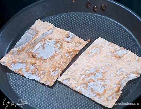 Лаваш нарезать небольшими квадратами и подсушить на разогретой сухой сковороде.