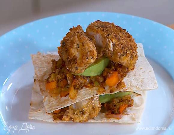 На треть кусочков лаваша выложить понемногу обжаренных овощей, авокадо и рыбы, накрыть лавашем, сверху разложить овощи, авокадо, рыбу и накрыть оставшимися квадратиками лаваша.