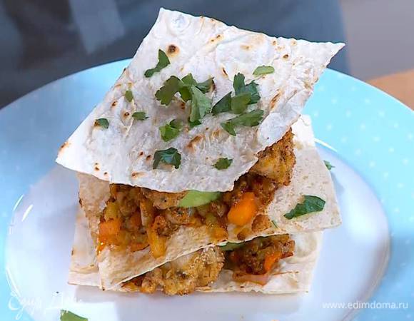 Петрушку измельчить руками и посыпать мильфей.