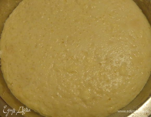 Сделать опару, растворив дрожжи в половине теплого молока и добавив в него сахар и горсть муки. Дать подняться.