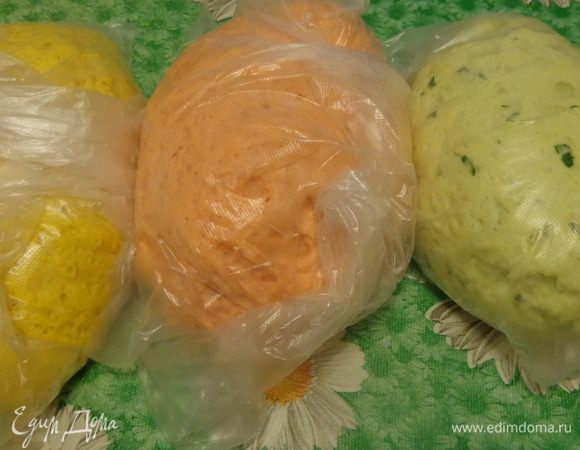 Разделить тесто на три части. В одну вмешать куркуму, во вторую — паприку и красный перец, в третью добавить мелко измельченный укроп или петрушку и каплю зеленого красителя. Дать подойти в течение часа.