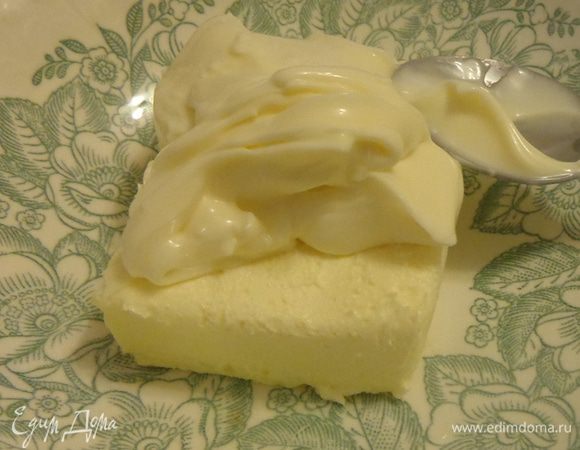 Пока тесто подходит, можно заняться наполнителями. Основа — смесь сливочного масла со сливочным сыром. 