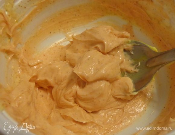 Потом смесь делится на три части. В одну добавить куркуму, в другую паприку и красный перец, в третью — мелко нарезанный укроп или петрушку и каплю зеленого красителя. В итоге получится 3 разноцветных масла.