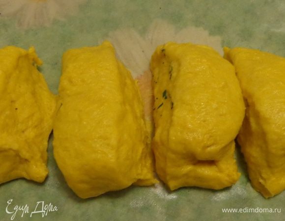 После расстойки каждое тесто разделить на 6 частей